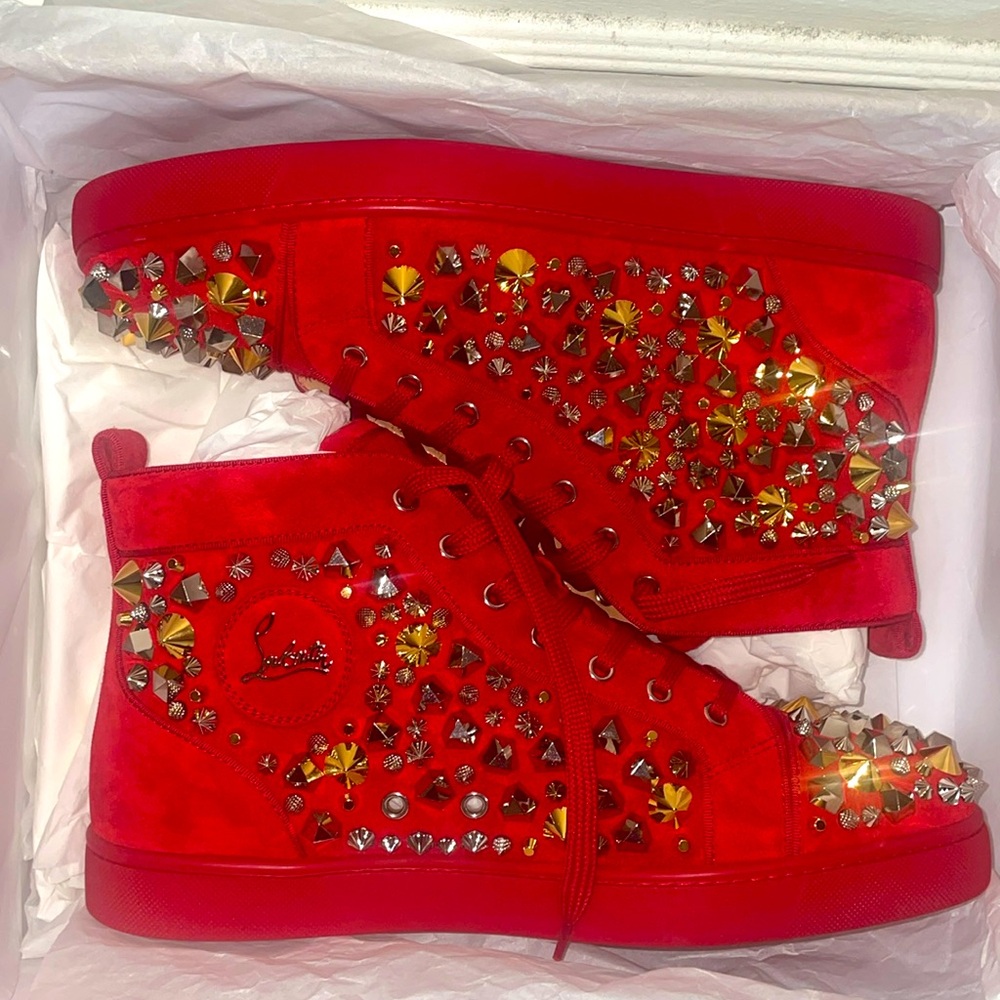 I am selling a Christian Louboutin Shoe.The box is little damage. Never been use